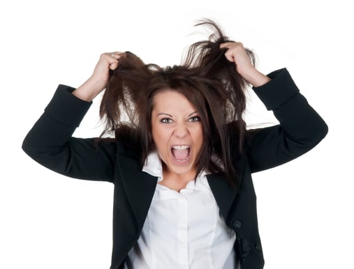 geschaeftsfrau rauft sich die haare